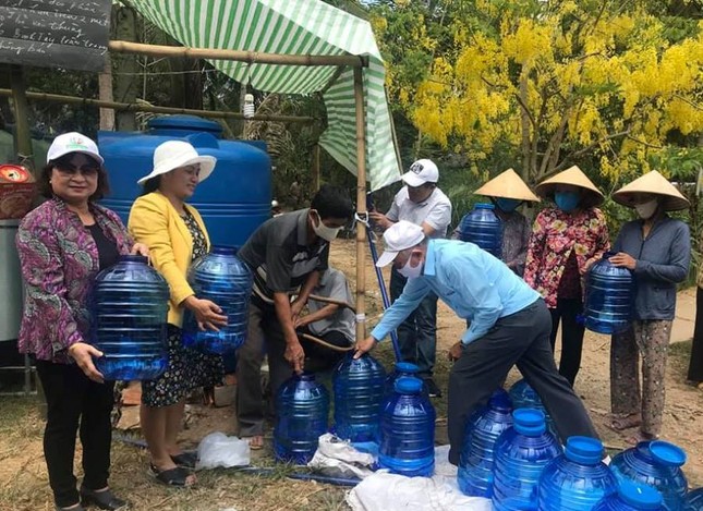 Hiến máu nhân đạo, tặng quà, bồn chứa nước đến hộ nghèo ảnh 4 Tang binh chua nuoc.jpg
