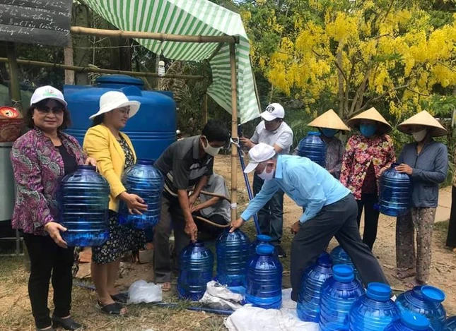 Tang binh chua nuoc.jpg
