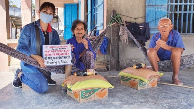 Trao quà đến người tàn tật ngày 11-4 (1).jpg