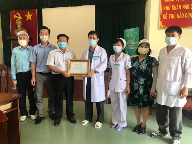 Nhiều hoạt động giúp người nghèo phòng Covid-19 ảnh 1 Bs trao thu Cam ta cho nhom.jpg