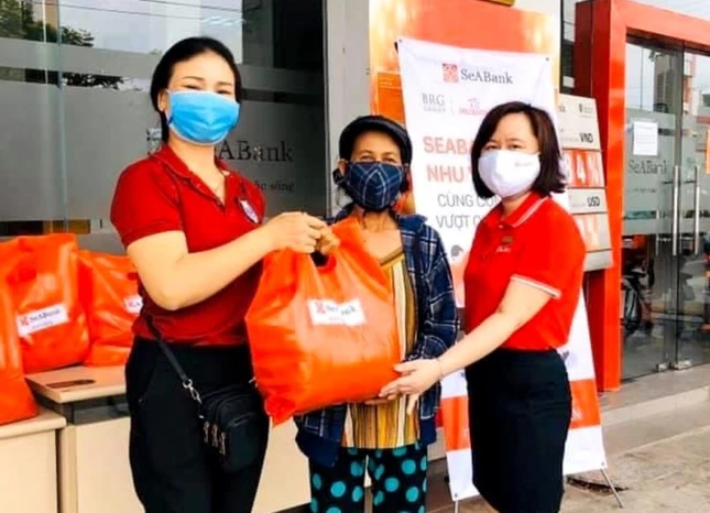 Ngân hàng SeAbank Nha Trang và Cam Ranh trao quà cho người khó khăn.jpg