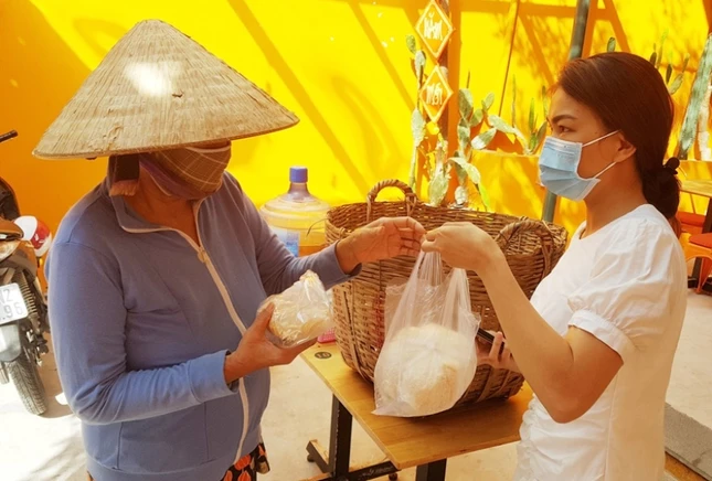 Trao Gạo, bánh mì cho người nghèo 16-4.jpg