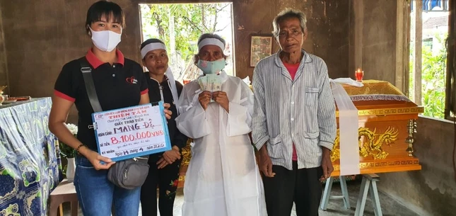 Trao tiền hỗ trợ mai táng cho gia đình ông Mang Đệ.jpg