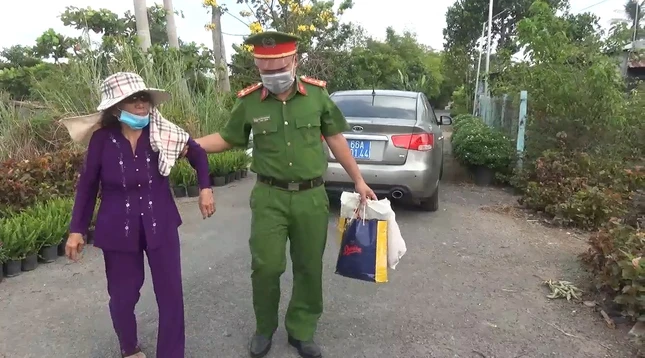 ll cong an dua ba Thanh ve nha.jpg