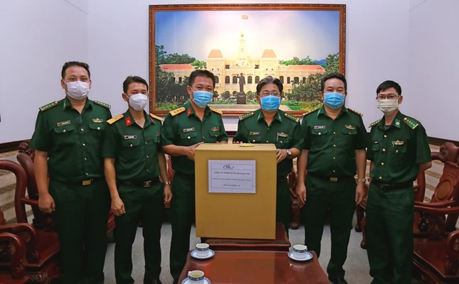 trao tang khau trang.jpg