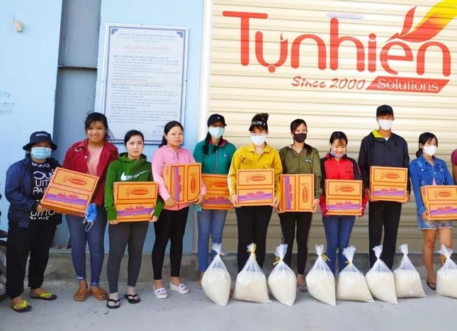 Hỗ trợ gạo, mì tôm cho nhân viên khó khăn.jpg