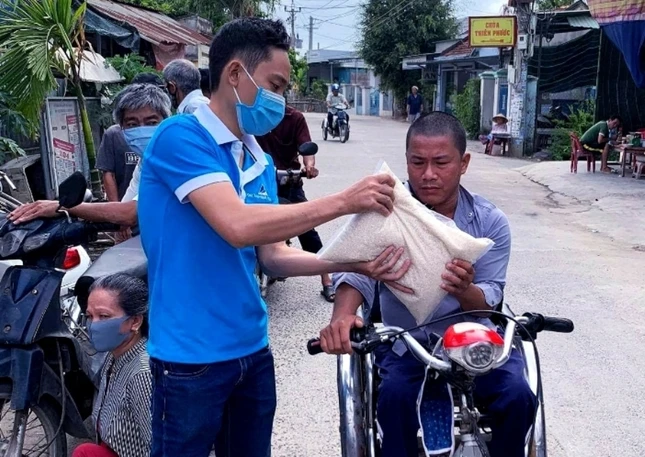 Trao gạo cho người khuyết tật - 18.4.jpg