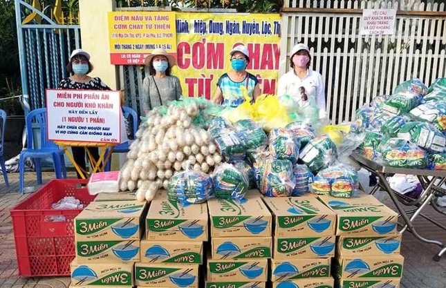 Noi phat qua cho nguoi kho    khan.jpg