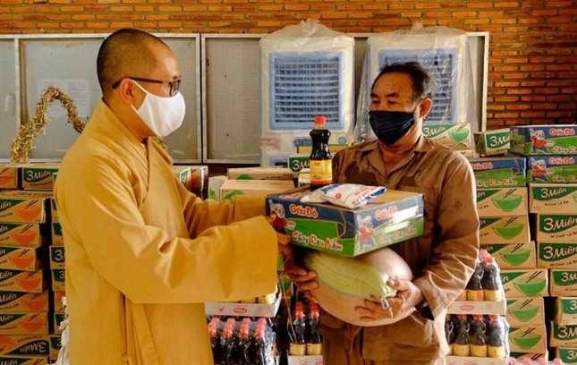 Dai Duc Thich Phuoc Hue phat qua.jpg