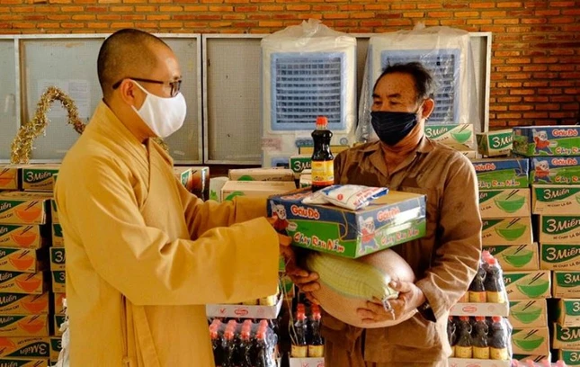 Dai Duc Thich Phuoc Hue phat  qua.jpg