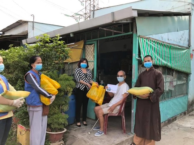 Các chùa, quỹ từ thiện tặng quà đến người bán vé số ảnh 1 beb05c01ba4a4014195b.jpg
