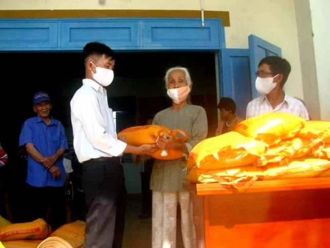Trao gạo đến hộ  gia đình khó khăn.jpg