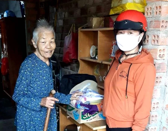 Trao quà đến tận nhà phụ nữ nghèo, già yếu.jpg