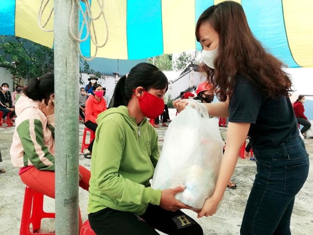 Các đơn vị trao học bổng, hỗ trợ người nghèo, khó khăn ảnh 3 qua den tay nguoi nhan.jpg