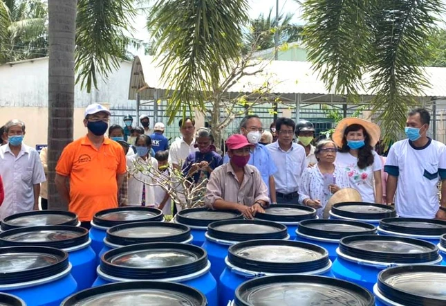 Chuan bi tang phuy nhua chua  nuoc.jpg