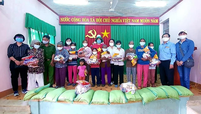 Trao quà ho đồng bào dân tộc thiểu số nghèo (1).jpg