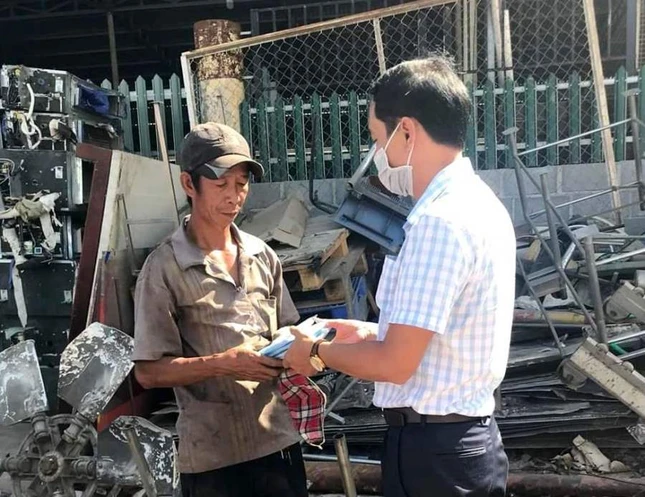 Trao quà đến người lao động khó khăn-1.jpg