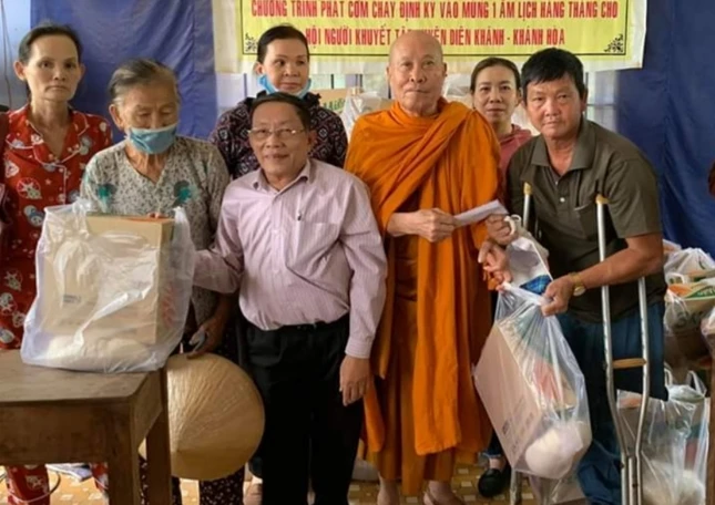 TT Thích Giác Nghiêm trao quà cho người khuyết tật.jpg