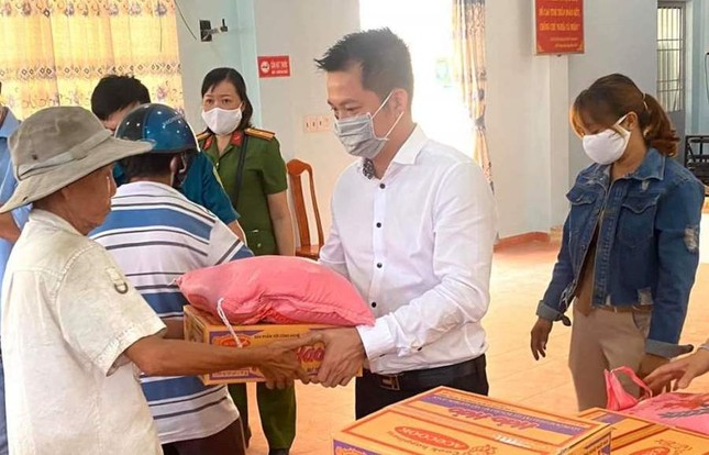 Các chùa, đơn vị mở ATM gạo, tặng quà đến người nghèo ảnh 4 Trao quà đến người nghèo xã Diên Tân - DK.jpg