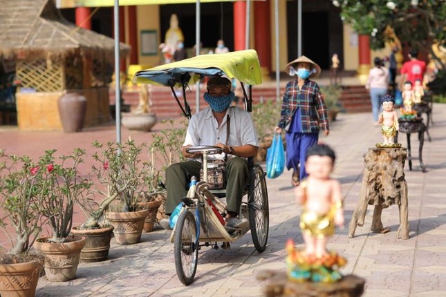 Nguoi khuyet tat nhan qua tai Sieu thi 0 dong chua Que Huong.jpg
