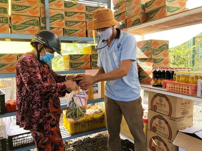 Siêu thị 0 đồng phục vụ cho hàng ngàn người nghèo ảnh 3 Nguoi ngheo nhan thuc pham.jpg