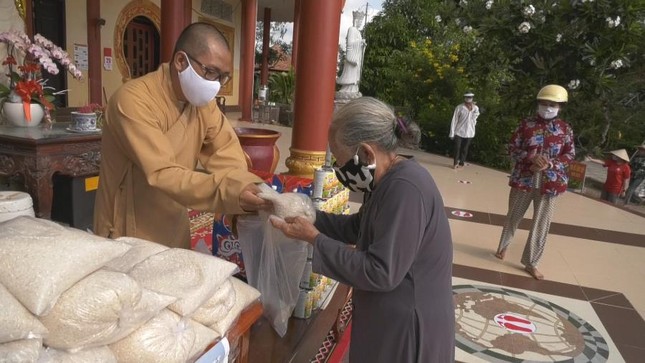 Su tru tri phat qua cho nguoi gia  kho khan.JPG