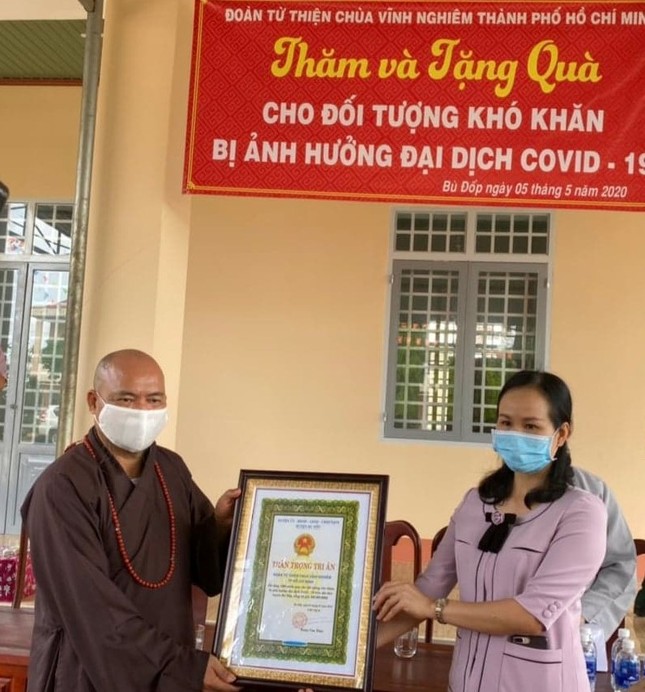 Ban TTXH Phật giáo TP.HCM trao quà tại Bình Phước ảnh 3 a thay phong.jpg