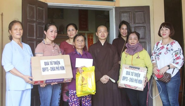 Các chùa, nhóm từ thiện mở ATM gạo, tặng quà ảnh 3 phổ môn.jpg