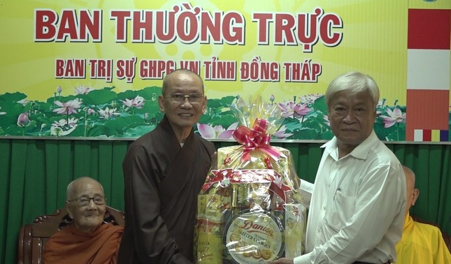 Đồng Tháp: Chính quyền thăm, chúc mừng Phật đản ảnh 1 tang qua Ban tri su GHPGVN tinh.jpg