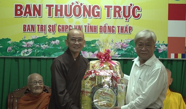 tang qua Ban tri su GHPGVN tinh.jpg