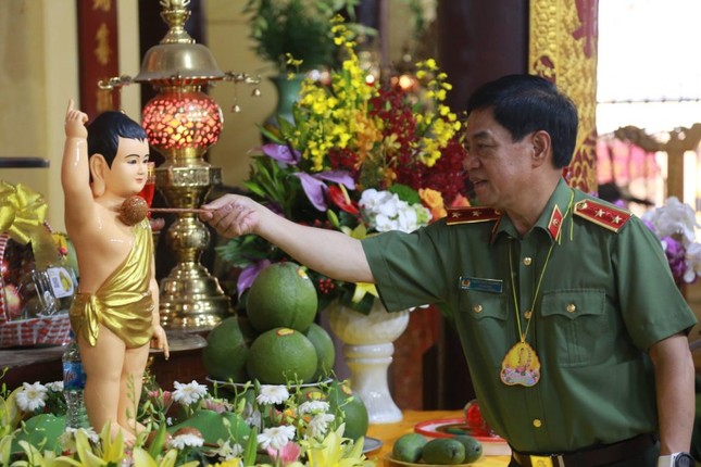 Các phái đoàn T.Ư, TP.Hà Nội chúc mừng Phật đản TƯGH ảnh 5 a hn 5.jpg