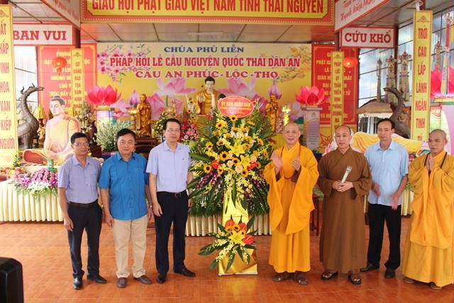 Đoàn lãnh đạo tỉnh Thái Nguyên chúc mừng Phật đản ảnh 2 thainguyen 1.jpg