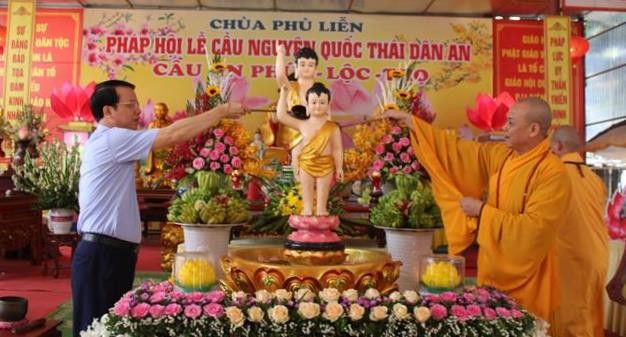 Đoàn lãnh đạo tỉnh Thái Nguyên chúc mừng Phật đản ảnh 3 thainguyen 3.jpg