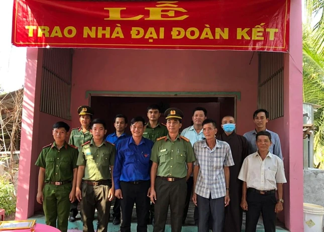 Tai Le trao tang nha DDK.jpg