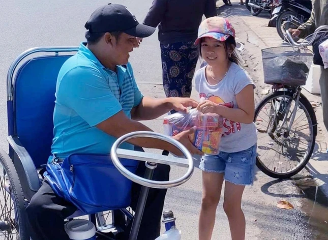 Trao quà đến người khuyết tật bán vé số.jpg