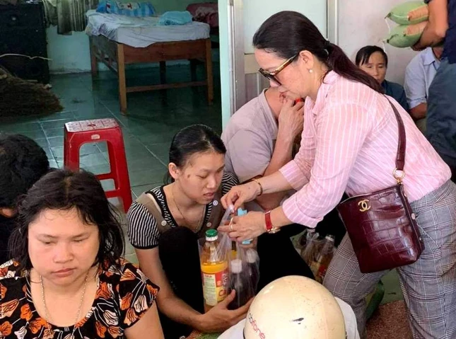 Trao quà đến người mù ở Ninh Hòa.jpeg