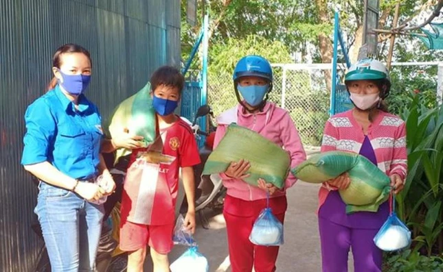 Tang qua cho ho ngheo xa AH.jpg