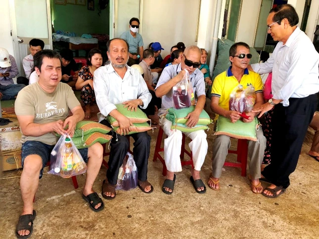 Tang qua nguoi mu.jpg