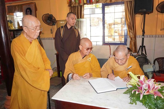 BTS Phật giáo TP.HCM viếng tang HT.Thích Chơn Ý ảnh 4 7cy.jpg