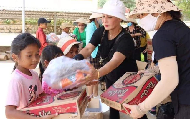 Tặng quà học sinh DTTS xã Thành Sơn - KS.jpg