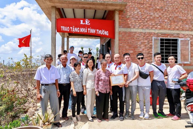 Các đơn vị bàn giao nhà, cầu bê-tông và tặng quà ảnh 2 unnamed.jpg