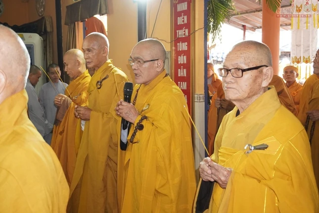 Cung tống kim quan HT.Thích Chơn Ý nhập bảo tháp ảnh 7 15pt.jpg