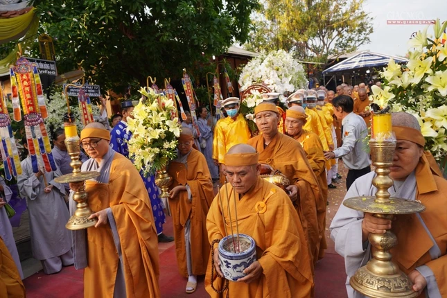 Cung tống kim quan HT.Thích Chơn Ý nhập bảo tháp ảnh 9 19pt.jpg