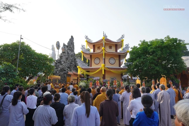 Cung tống kim quan HT.Thích Chơn Ý nhập bảo tháp ảnh 11 26pt.jpg