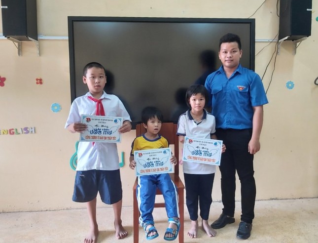 Em học trò “Vầng trăng khuyết” uớc mơ làm cô giáo ảnh 1 TRAO HOC BONG CHO DOI VIEN KHUYET TAT.jpg