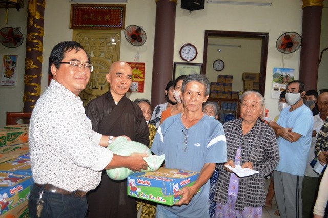 Bàn giao nhà, cầu bê-tông, tặng quà đến người nghèo ảnh 4 Thay - Si traoqua.jpg