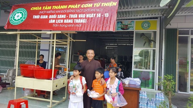 DD Thich Chon Tri phat com chay va  nuoc uong mien phi cho tre em co nho.jpg