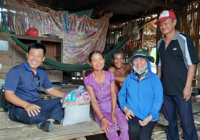 Tăng quà đến Phụ nữ DTTS nghèo.jpg