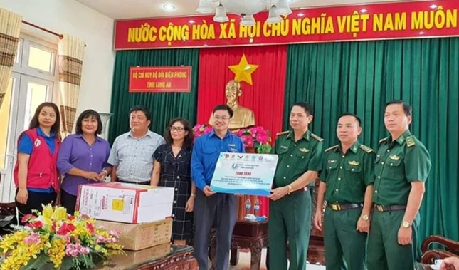 Doan trao tang qua.jpg