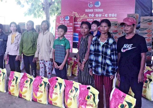 Tặng gạo đến hộ nghèo xã Giang Ly.jpg